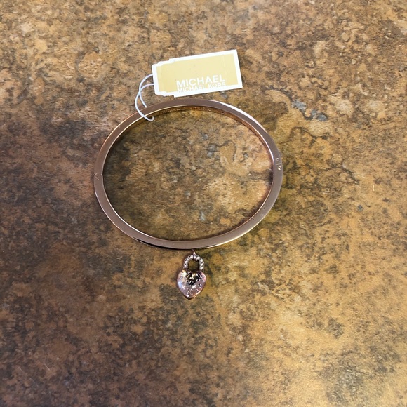 Michael Kors Bracelet with heart charm. - Picture 3 of 8